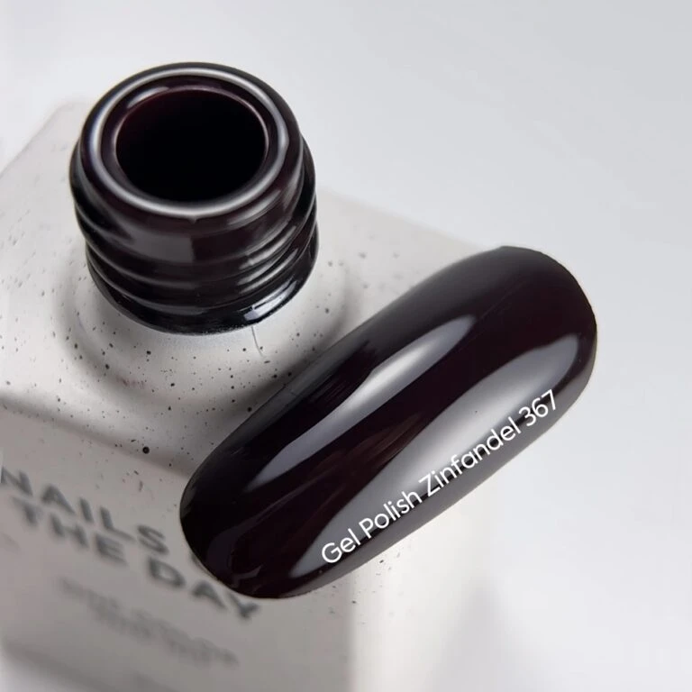 NAILSOFTHEDAY Gel Polish Zinfandel — темно-бордовий гель-лак, що перекривається в один шар, 10 мл - Зображення 2
